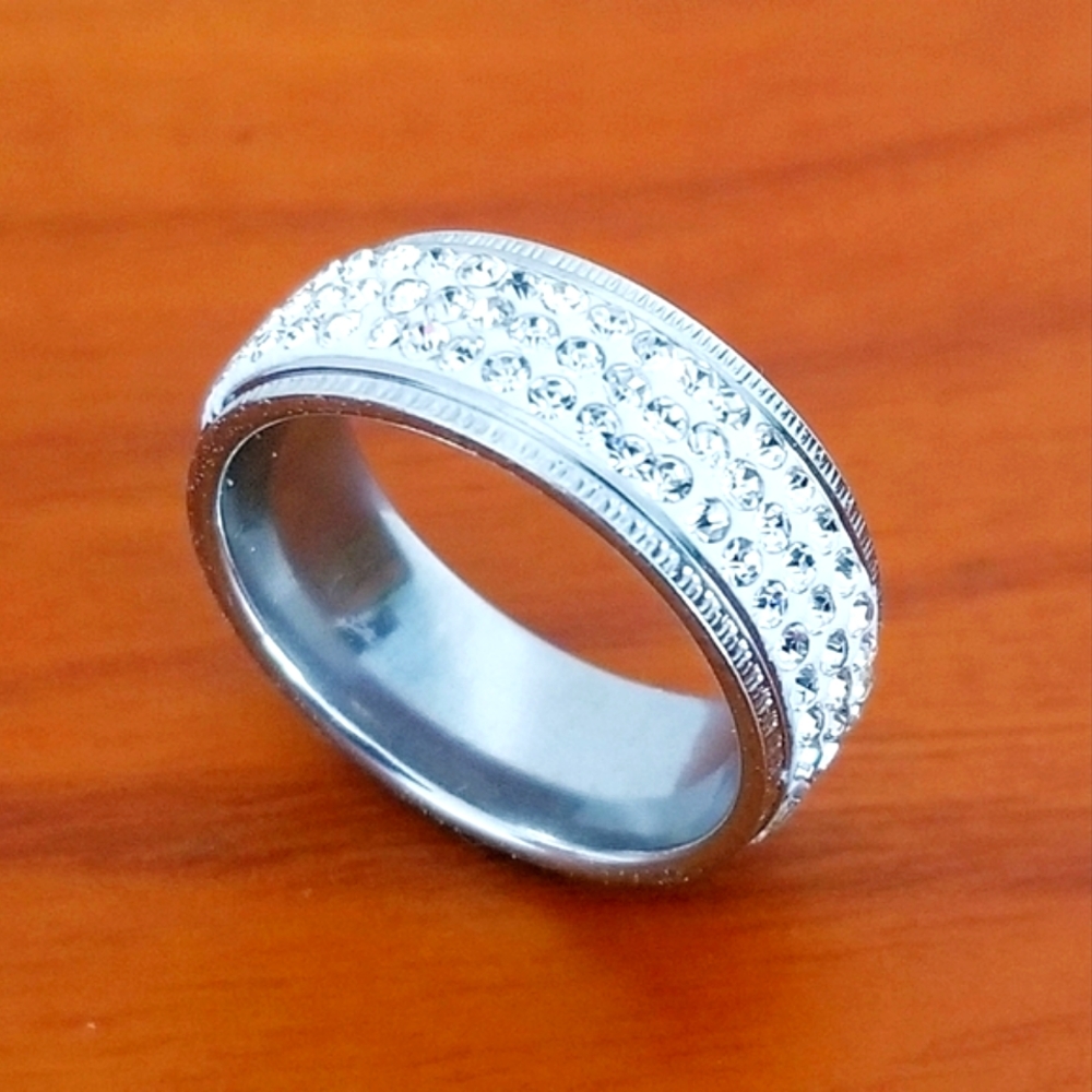 Rhinestone Women's Band Ring. Stainless Steel. New